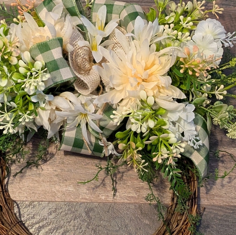 Elegant Floral Wreath with Green Accents - Picture 5 of 8